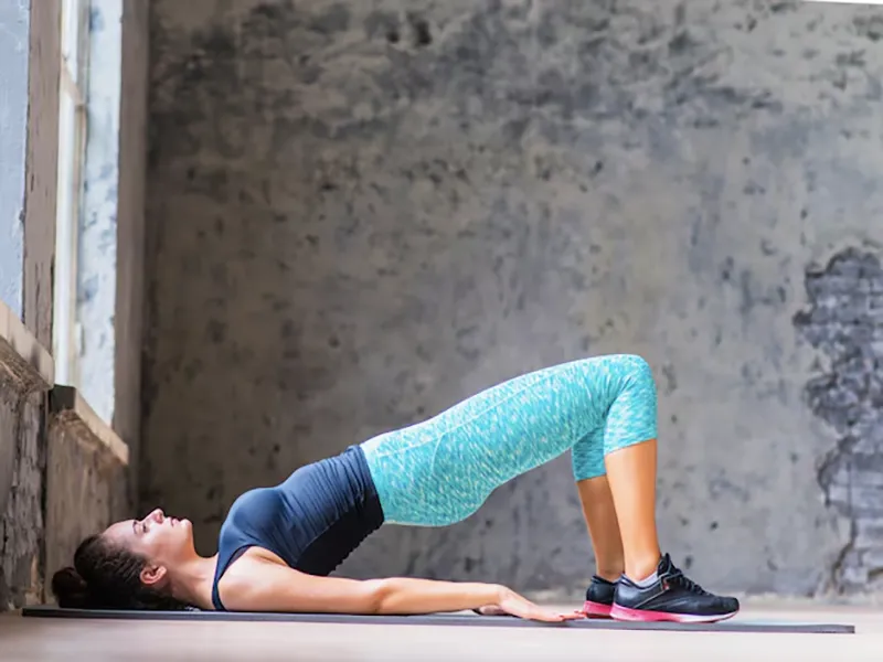 10. Puente de Glúteo o Glute Bridge (La base de la cadena posterior)