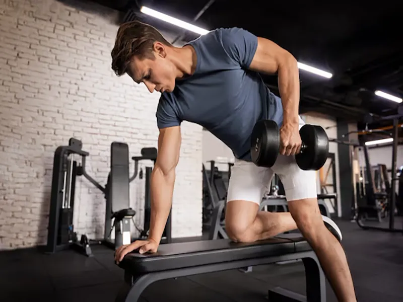 5. Remo con Mancuernas (Espalda fuerte y estilizada)